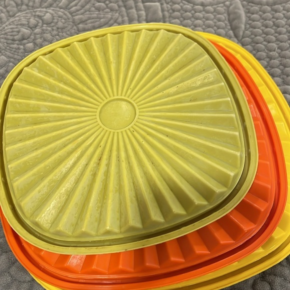 Vintage Tupperware Servalier bowls and lids. Great condition. Set of three - Picture 13 of 13